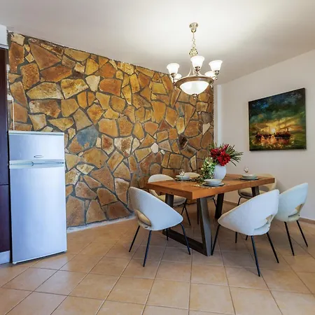 Roxanne Apartment *